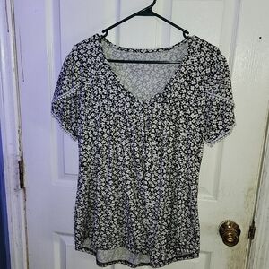 Black and White Floral V-Neck Short Sleeve Top